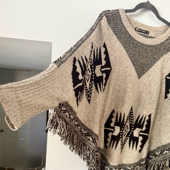 EUC IB Diffusion Vintage 80’s-90’s Rare Beige and Black Tribal Design Poncho - Picture 4 of 6